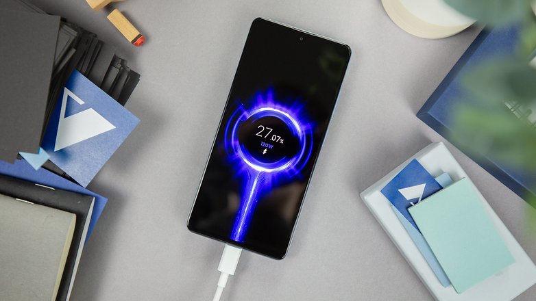 Xiaomi Redmi Note 12 Pro Plus charging animation highlighted in the screen.